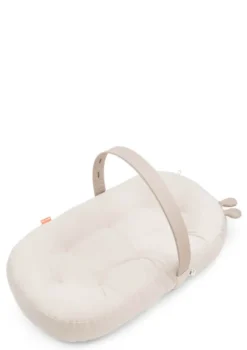 Babykissen mit Aktivitätsbogen 'Cozy Lounger' Raffi sand