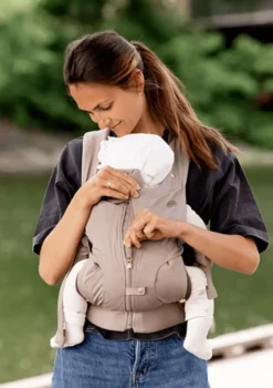 Babytrage mit Reißverschluss 'Huddle' Clay