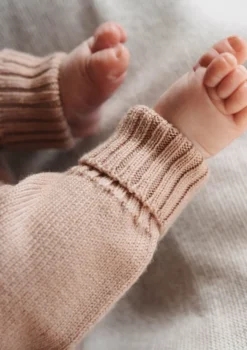 Gestrickte Babyhose zum Mitwachsen puder